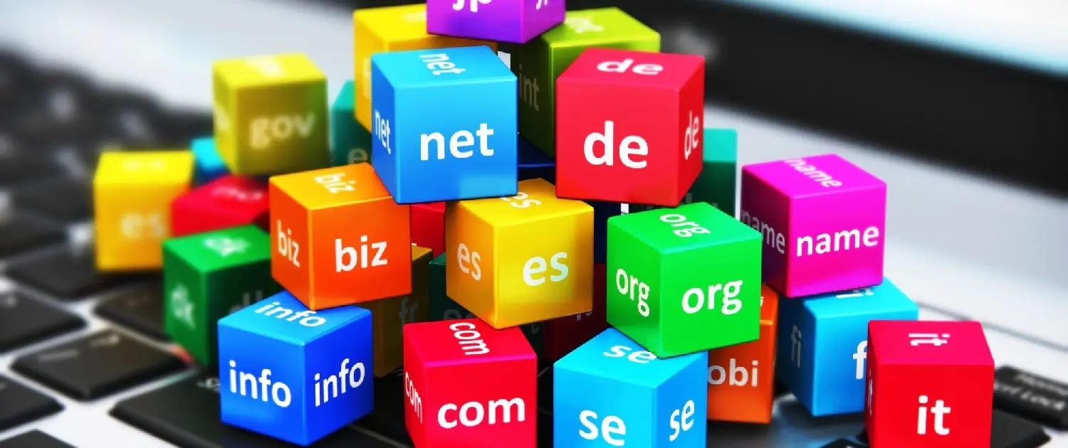 Domeinnaam Registratie Kleurrijke blokjes met domeinextensies (.com, .net, .org) die het aanbod voor domeinnaam registratie van Totaal Webdesign Bureau intrige symboliseren.