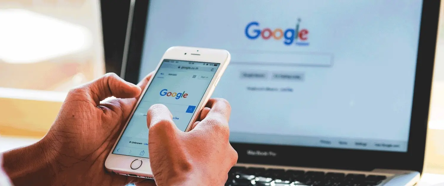 Google Pagespeed Insights (PSI) Hand gebruikt smartphone met Google zoekbalk, symbool voor Google PageSpeed Insights en website optimalisatie door Totaal Webdesign Bureau intrige.